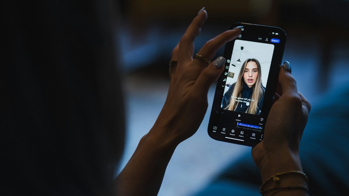Scenario photo: editing a short video on a phone, with captions, a timeline and an export button on screen