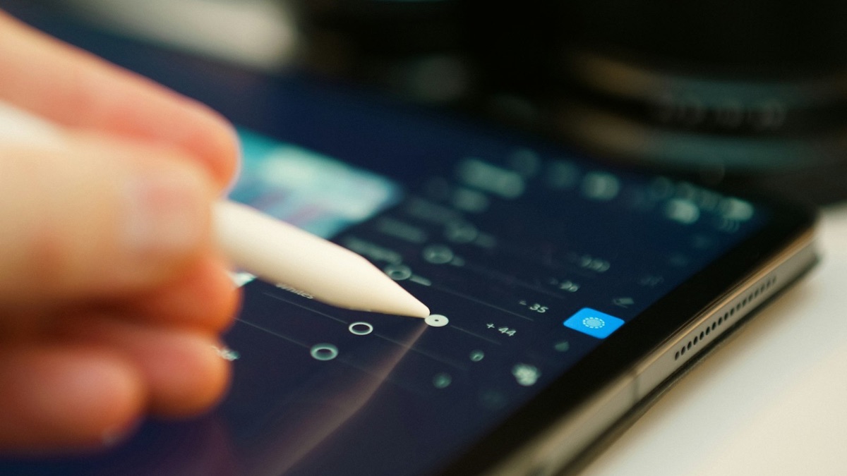 Scenario photo: adjusting an image with a stylus on a tablet